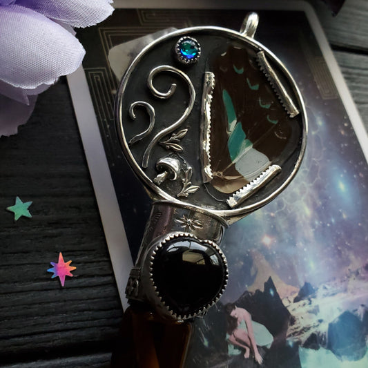 there is a picture of a picture of a mirror with a picture of a cat